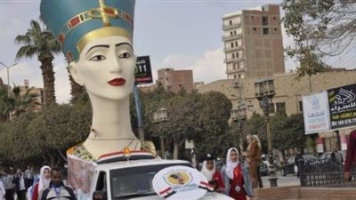 فتيات الجامعات يشاركن في سباق السيارات