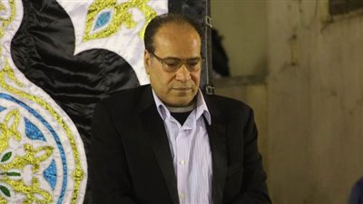 الحزن يسيطر على زوج مذيعة قناة النهار أثناء تلقيه عزاء نجله الوحيد | صور