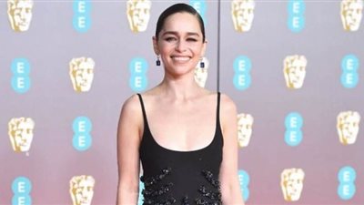 إميليا كلارك تتألق بإطلالة سوداء في حفل جوائز بافتا | صور