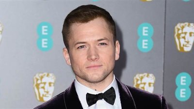 تارون إيجرتون يخطف الأنظار بإطلالة أنيقة بحفل بافتا | صور