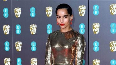 زوي كرافيتز بإطلالة ذهبية لامعة في حفل جوائز بافتا | صور