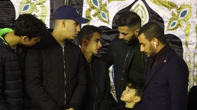 انهيار أصدقاء نجل مذيعة قناة النهار في عزاء زميلهم | فيديو وصور