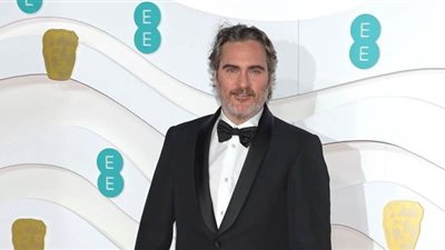 خواكين فينيكس يتألق بإطلالة جذابة بحفل جوائز بافتا | صور