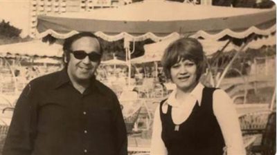 صورة نادرة للفنان الراحل حسن مصطفى مع زوجته ميمي جمال