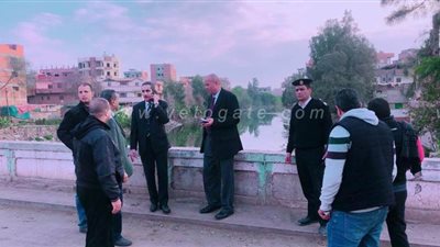 محافظ الغربية يتفقد مستوى النظافة وحالة الترع والمصارف بإحدى القرى | صور