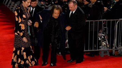 سقوط آل باتشينو على السجادة الحمراء في حفل جوائز بافتا | صور