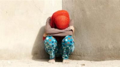 بعد اتهام والدها باغتصابها.. عرض طفلة على الطب الشرعي لبيان حالتها