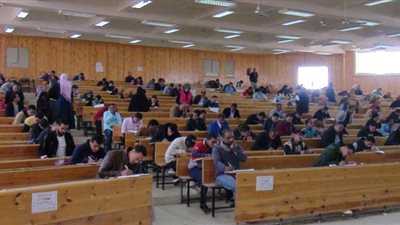 1587 طالبا يؤدون امتحانات الدراسات العليا بحقوق جنوب الوادى | صور