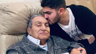 أول صورة لمبارك بعد العملية الجراحية تثير ردود فعل واسعة