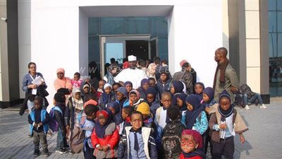 وفد من أطفال حضانة نيجيرية يزور معرض الكتاب | صور