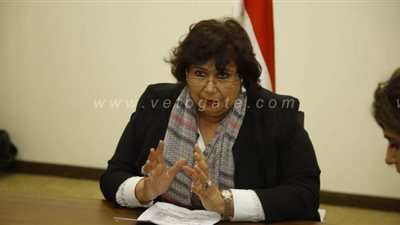 وزيرة الثقافة تطمئن على الحالة الصحية للمخرج خالد جلال 