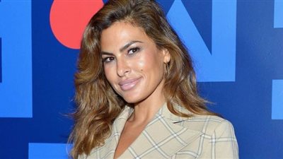 ايفا مينديز ترد على معجبة علقت بشكل مزعج | فيديو