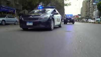 لحظة مداهمة مطبعة لنسخ الكتب بدون تفويض من أصحابها| فيديو