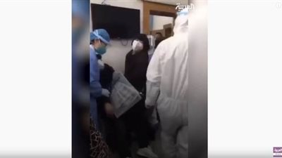 الفيروس القاتل.. مشهد مؤلم لامرأة يموت زوجها أمام عينيها بالكورونا | فيديو