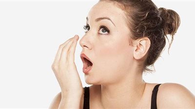 5 حلول بسيطة لعلاج رائحة الفم الكريهة