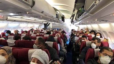 ٤ مشاهد في عودة المصريين من الصين.. كمامة الوزيرة والـ11 رضيعا أبرزهم