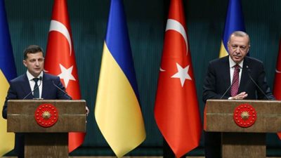 أوكرانيا وتركيا توقعان اتفاق تعاون عسكري
