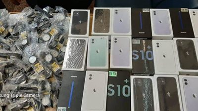 ضبط مشرف سياحة دينية حاول تهريب هواتف محمولة بمطار القاهرة | صور