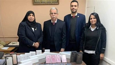 ضبط محاولة تهريب هواتف محمولة وساعات يد بمطار القاهرة | صور
