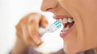 3 طرق للتخلص من بقايا الطعام العالقة بين الأسنان