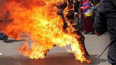 شاب يشعل النار في نفسه بموقف سيارات بالجيزة