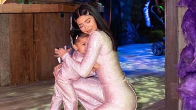 كايلي جينر تبني مدينة ملاه للاحتفال بعيد ميلاد ابنتها ستورمي | صور