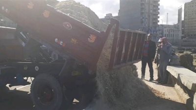 سواتر ترابية بكورنيش المكس استعدادا لنوة الكرم| صور