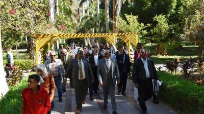 محافظ أسوان يرصد سلبيات أثناء تفقده الحديقة النباتية | صور