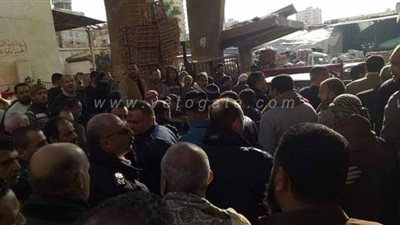تجمهر تجار وكالة الحضرة للخضار والفاكهة احتجاجا على نقلهم لبرج العرب