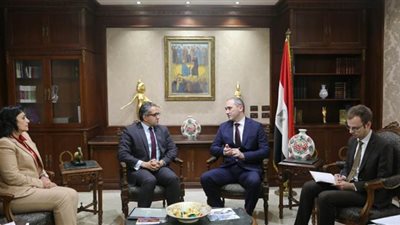 وزير السياحة والآثار يبحث دعم التعاون مع بيلاروسيا