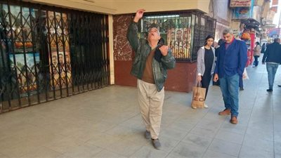 العشق لدرجة الجنون.. حكاية رجل ستيني مع الرقص الهندي بشوارع الإسكندرية | صور