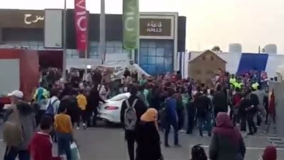 المعجبون يلاحقون سيارة تريزيجيه فور دخوله معرض الكتاب | فيديو