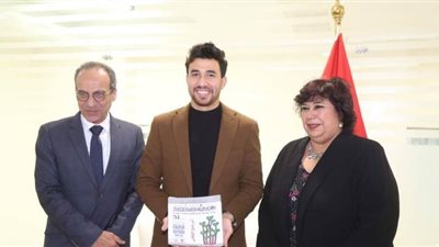 وزيرة الثقافة تستقبل تريزيجيه وتهديه موسوعة 
