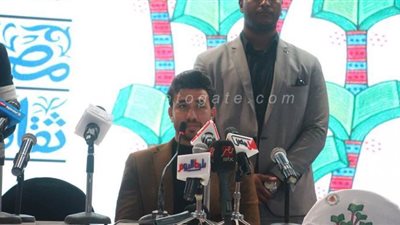 هرج ومرج بسبب المعجبين في ندوة تريزيجيه بمعرض الكتاب | فيديو وصور