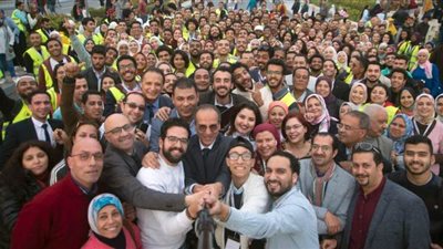 رئيس هيئة الكتاب يلتقط صورة سيلفي مع شباب مبادرة 