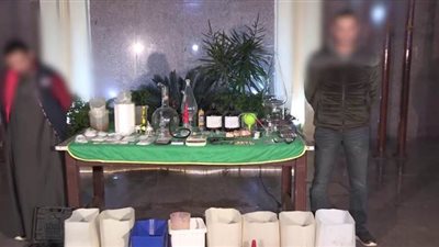 لحظة مداهمة مصنع لإنتاج مخدر الآيس فى الجيزة | فيديو
