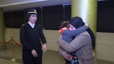 الأمن يعيد البسمة لوجة أسرة بإعادة طفلتهم المختطفة بالقاهرة| فيديو