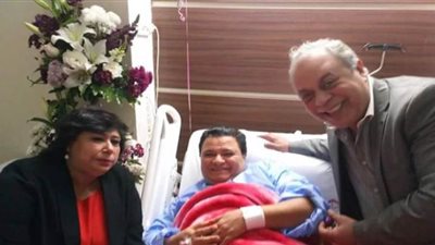 أشرف زكي ووزيرة الثقافة يزوران خالد جلال بالمستشفى | صور