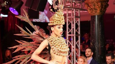 عرض أزياء لملابس مصنعة من الشوكولاتة | صور