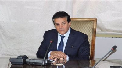 وزير التعليم العالي: حكم النقاب ملزم لجامعة القاهرة وباقي الجامعات لها حق التطبيق