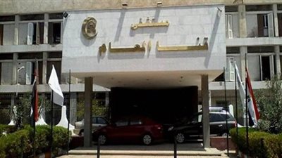 بالأسماء.. إصابة 3 أشخاص فى انقلاب سيارة بالطريق الصحراوي بقنا