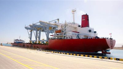 بسبب كورونا.. تعليمات مشددة للعاملين بقناة السويس بالحذر أثناء التعامل مع أطقم السفن العابرة