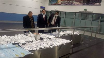 ضبط محاولة تهريب 650 منظارا وقسطرة طبية بمطار القاهرة| صور