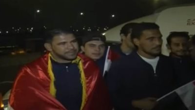 لحظة وصول 32 صيادا مصريا كانوا محتجزين باليمن إلى مطار القاهرة| فيديو