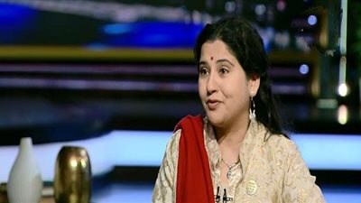 رائدة أعمال هندية تكشف سر العلامة الحمراء على جبين المرأة