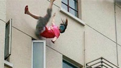 ومن اللعب ما قتل.. سقوط طفلة من شرفة منزلها بالدور السادس في بورسعيد