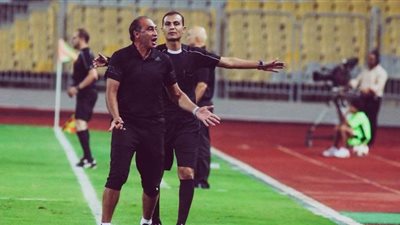 علي ماهر: الأهلي واقف في 