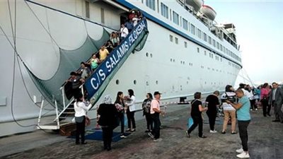 بعد الفحص الطبي.. إصابة 10 ركاب على سفينة سياحية متوقفة باليابان بـ