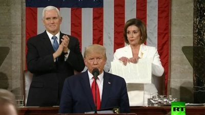 بعدما رفض مصافحتها.. رئيسة النواب الأمريكي تمزق خطاب ترامب حول حالة الاتحاد | فيديو