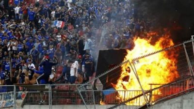 الجماهير التشيلية تشعل النار في المقاعد خلال مباراة في كأس ليبرتادوريس | فيديو وصور